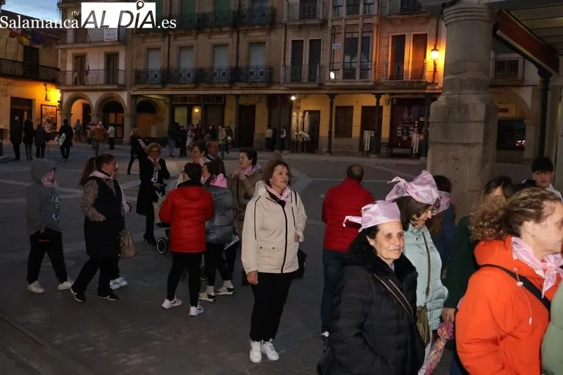 Foto 10 - Alba de Tormes se moviliza contra la violencia de g&eacute;nero con la III Marcha Solidaria "Alba dice NO"