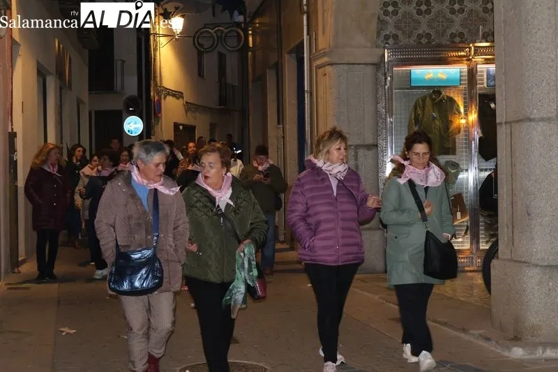 Foto 8 - Alba de Tormes se moviliza contra la violencia de g&eacute;nero con la III Marcha Solidaria "Alba dice NO"