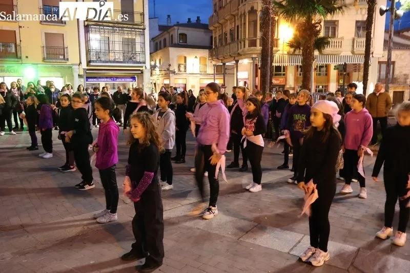Foto 5 - Alba de Tormes se moviliza contra la violencia de g&eacute;nero con la III Marcha Solidaria "Alba dice NO"