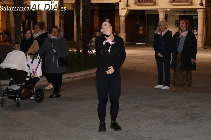Foto 3 - Alba de Tormes se moviliza contra la violencia de g&eacute;nero con la III Marcha Solidaria "Alba dice NO"