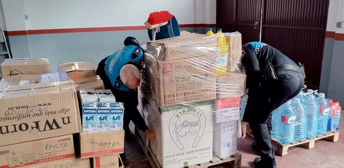 Foto 4 - Arranca en Ciudad Rodrigo la recogida de alimentos y otros productos con destino a Valencia
