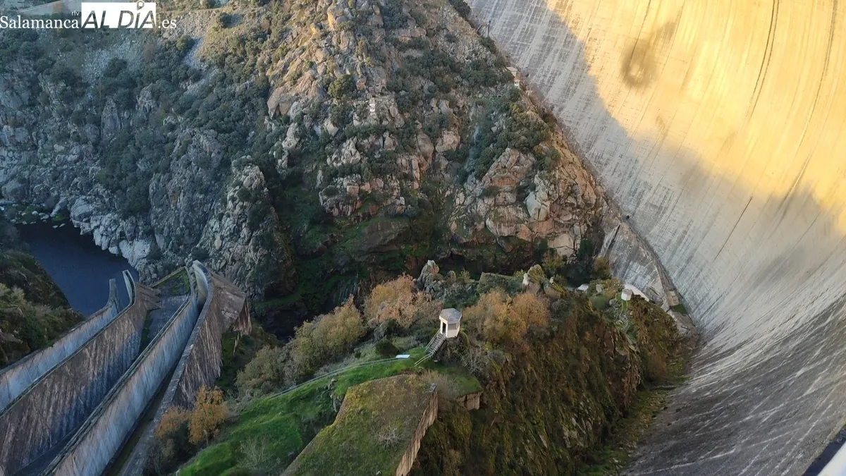 Prohibido el aparcamiento de vehículos en la presa de Almendra / CORRAL