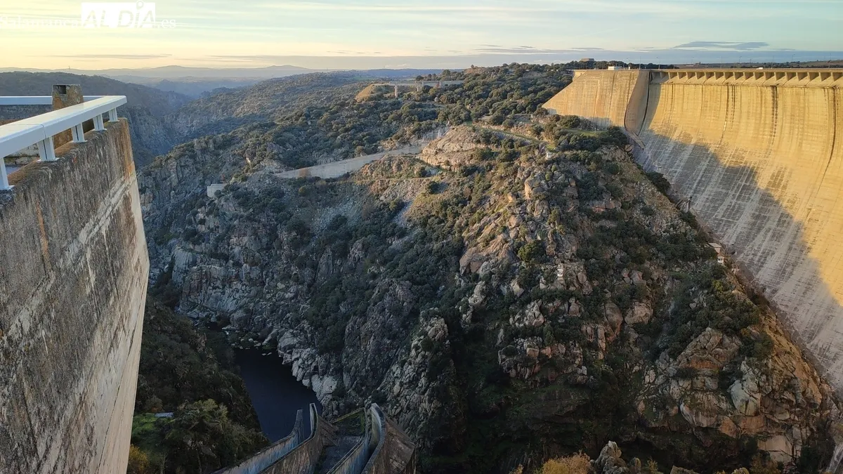 Prohibido el aparcamiento de vehículos en la presa de Almendra / CORRAL