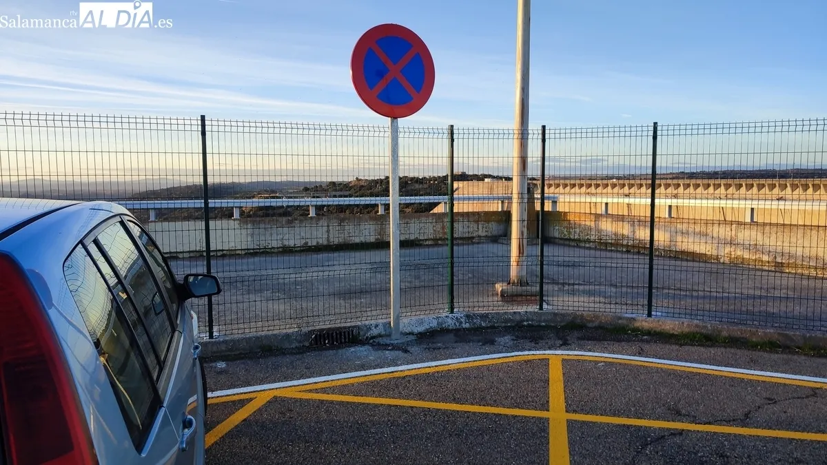 Prohibido el aparcamiento de vehículos en la presa de Almendra / CORRAL