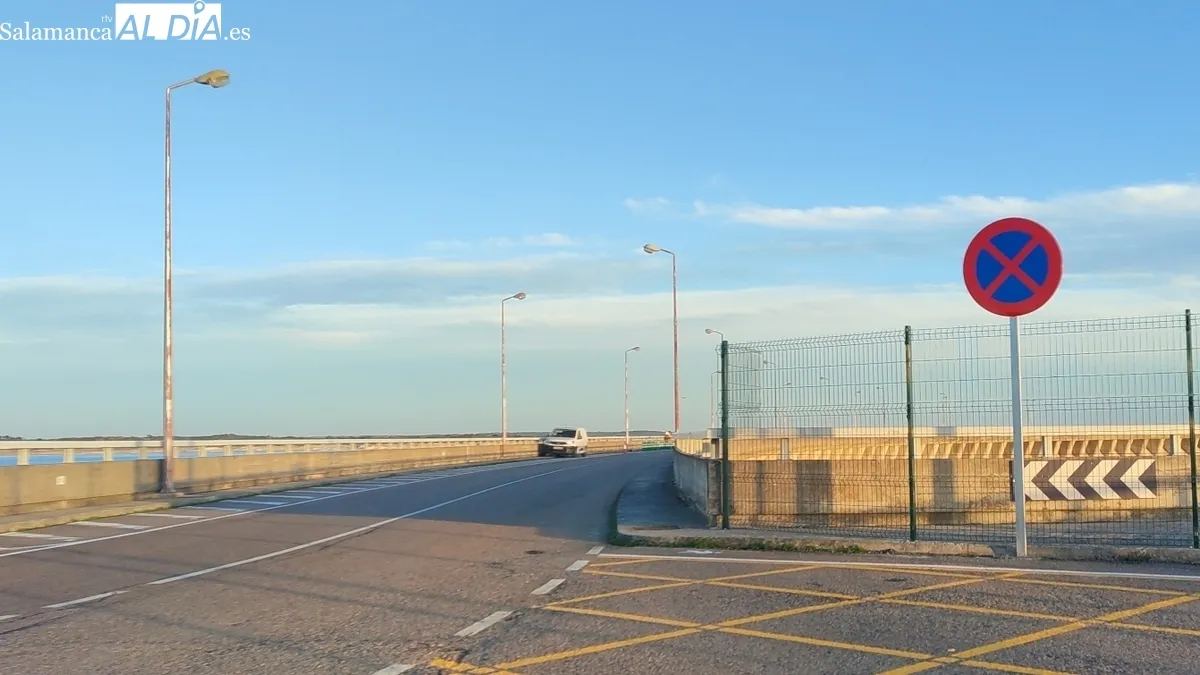 Prohibido el aparcamiento de vehículos en la presa de Almendra / CORRAL