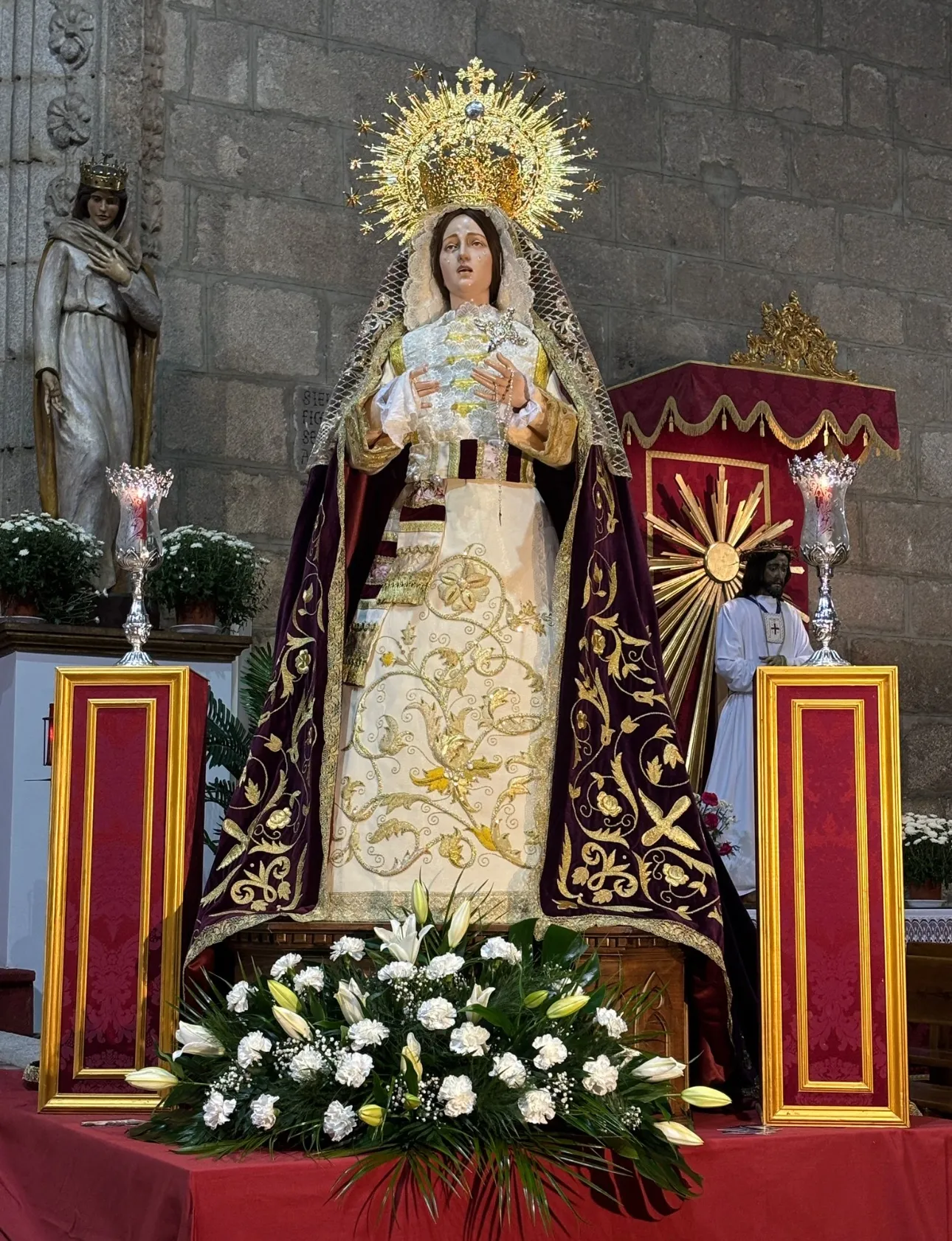 Foto 3 - As&iacute; luce Nuestra Se&ntilde;ora de las L&aacute;grimas en el comienzo de los actos de su 25&ordm; aniversario