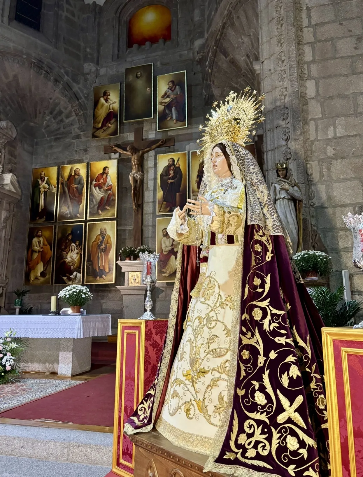 Foto 2 - As&iacute; luce Nuestra Se&ntilde;ora de las L&aacute;grimas en el comienzo de los actos de su 25&ordm; aniversario