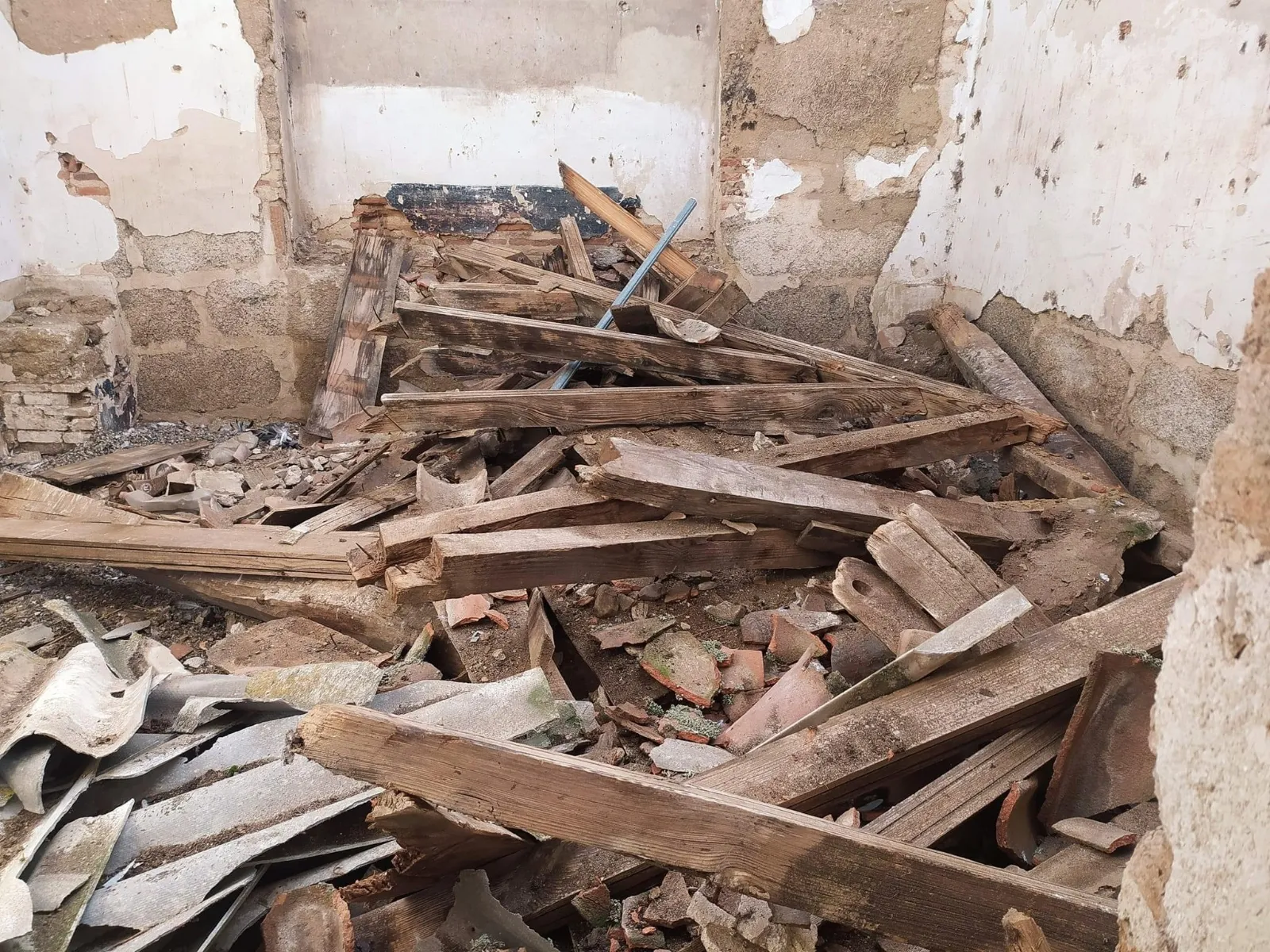 Derrumbe del artesonado en la ermita de Zorita