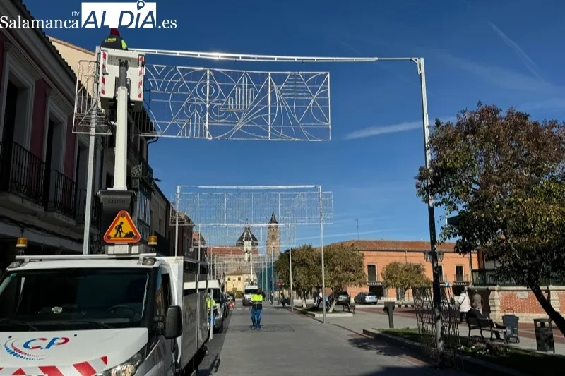 Foto 3 - La Plaza de la Constituci&oacute;n se viste de Navidad total en cuenta atr&aacute;s para su inauguraci&oacute;n