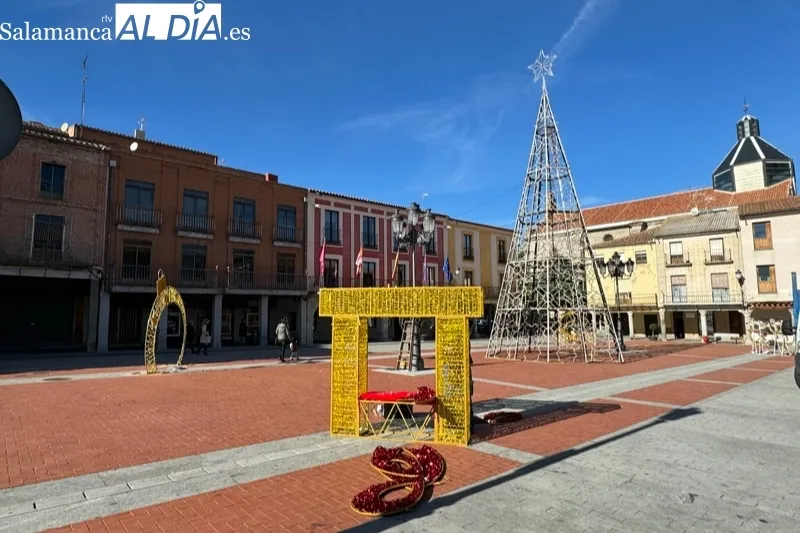 Foto 2 - La Plaza de la Constituci&oacute;n se viste de Navidad total en cuenta atr&aacute;s para su inauguraci&oacute;n