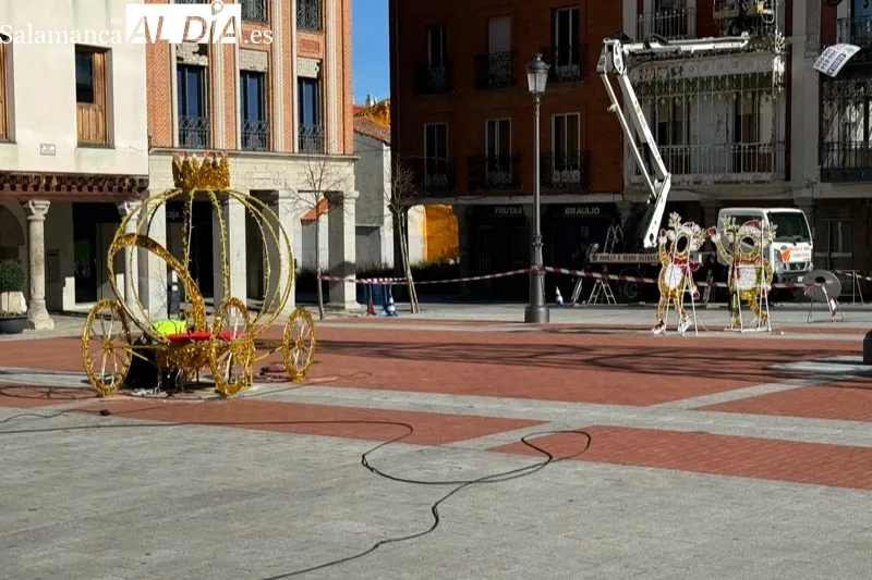 Foto 4 - La Plaza de la Constituci&oacute;n se viste de Navidad total en cuenta atr&aacute;s para su inauguraci&oacute;n