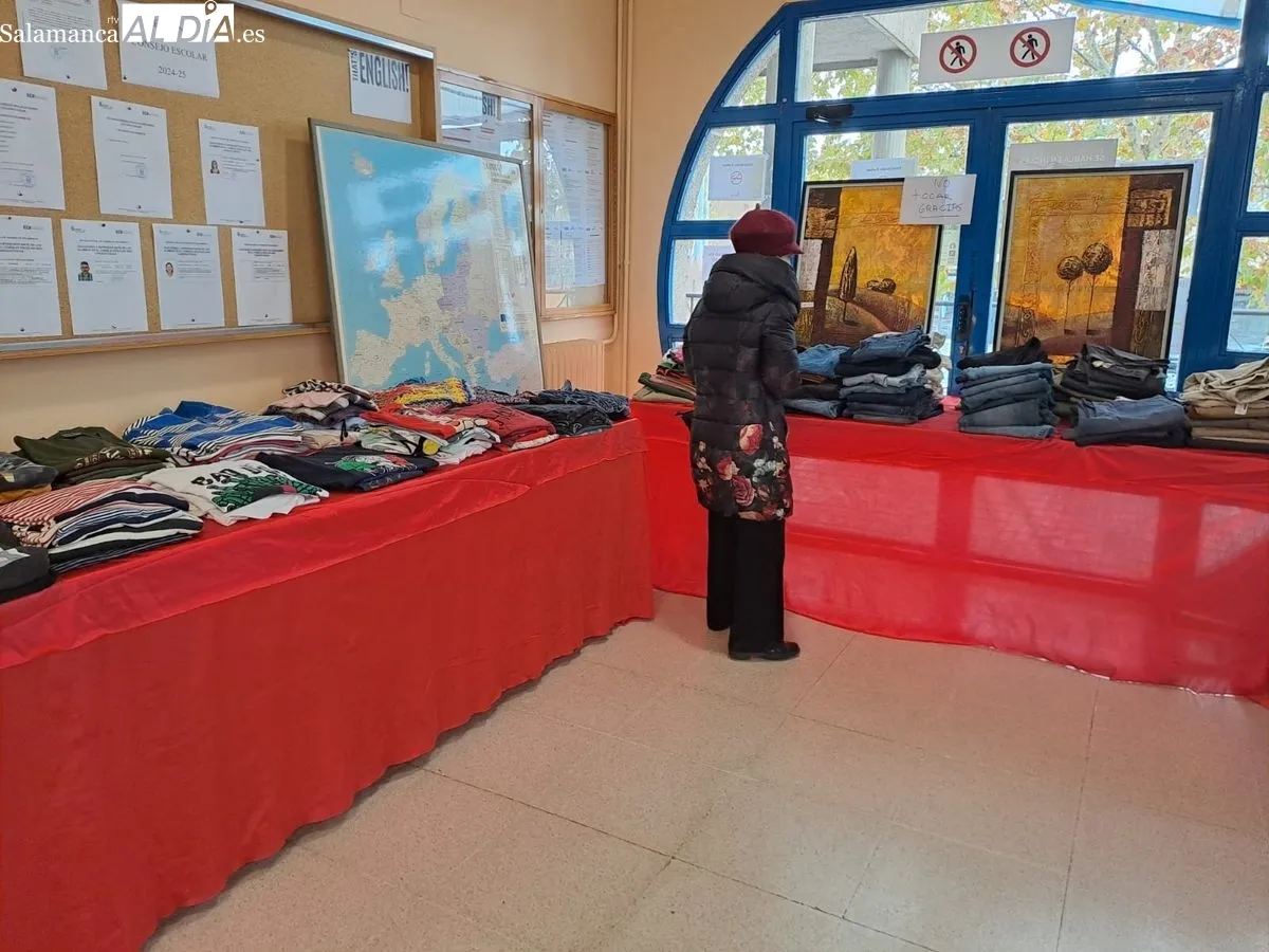 Inauguración del Mercadillo Solidario Europeo, que organiza el Centro Europe Direct de la USAL en colaboración con la EOI en la Escuela de Idiomas. Fotos: Víctor Jiménez