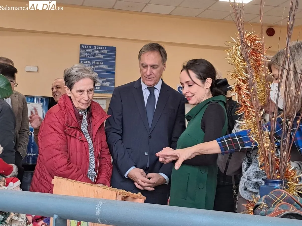 Inauguración del Mercadillo Solidario Europeo, que organiza el Centro Europe Direct de la USAL en colaboración con la EOI en la Escuela de Idiomas. Fotos: Víctor Jiménez