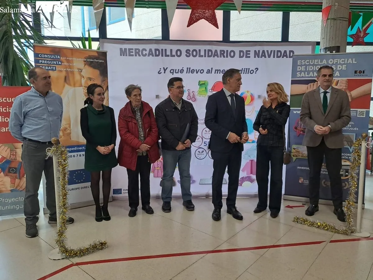 Inauguración del Mercadillo Solidario Europeo, que organiza el Centro Europe Direct de la USAL en colaboración con la EOI en la Escuela de Idiomas. Fotos: Víctor Jiménez