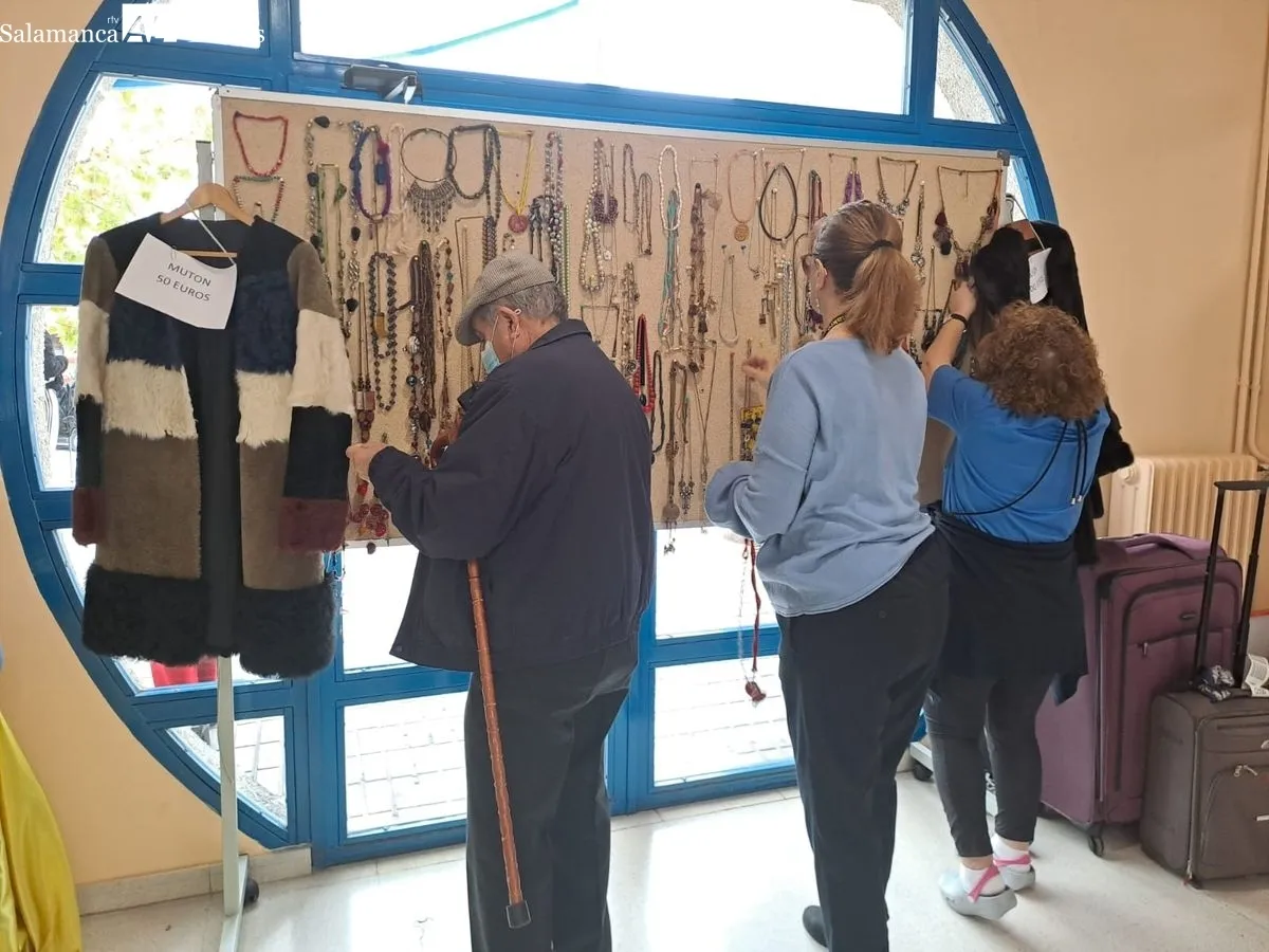 Inauguración del Mercadillo Solidario Europeo, que organiza el Centro Europe Direct de la USAL en colaboración con la EOI en la Escuela de Idiomas. Fotos: Víctor Jiménez