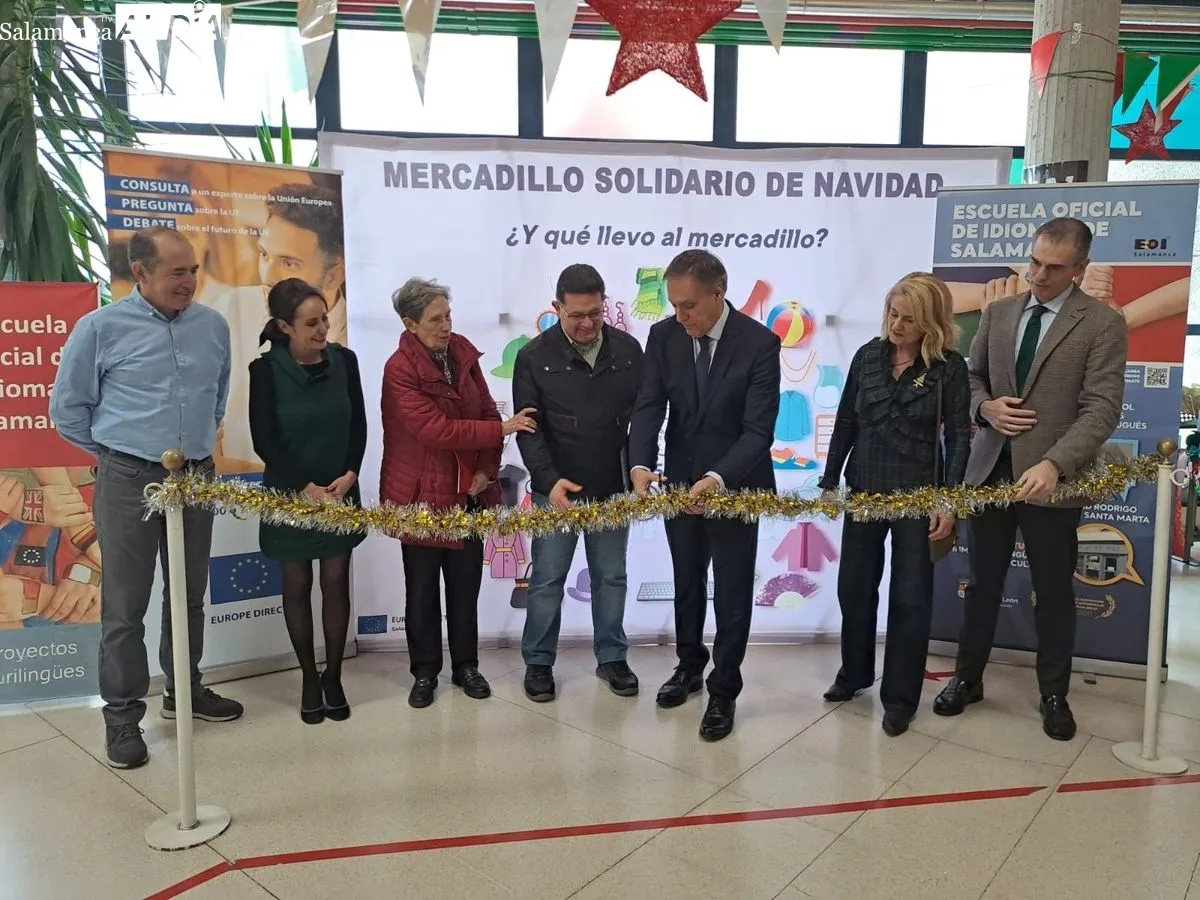 Inauguración del Mercadillo Solidario Europeo, que organiza el Centro Europe Direct de la USAL en colaboración con la EOI en la Escuela de Idiomas. Fotos: Víctor Jiménez