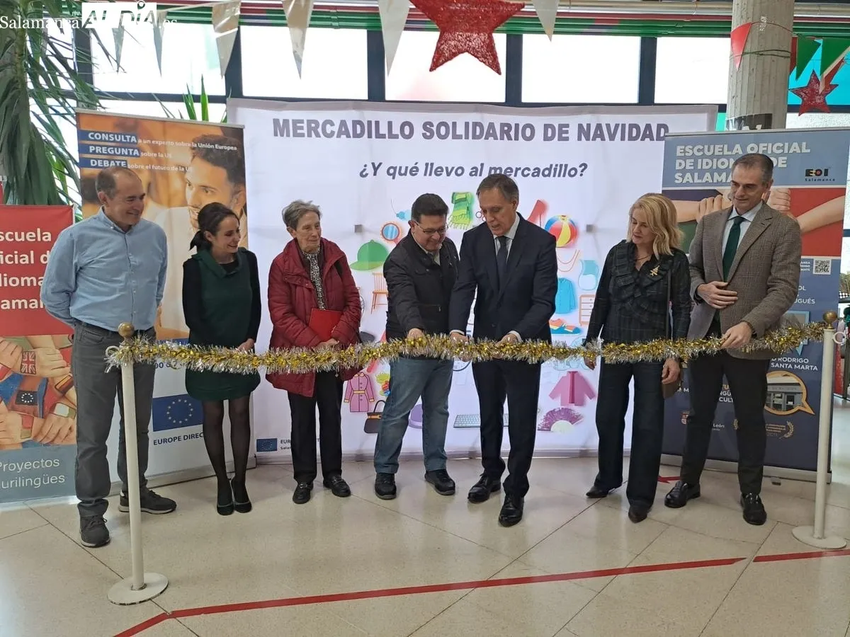 Inauguración del Mercadillo Solidario Europeo, que organiza el Centro Europe Direct de la USAL en colaboración con la EOI en la Escuela de Idiomas. Fotos: Víctor Jiménez