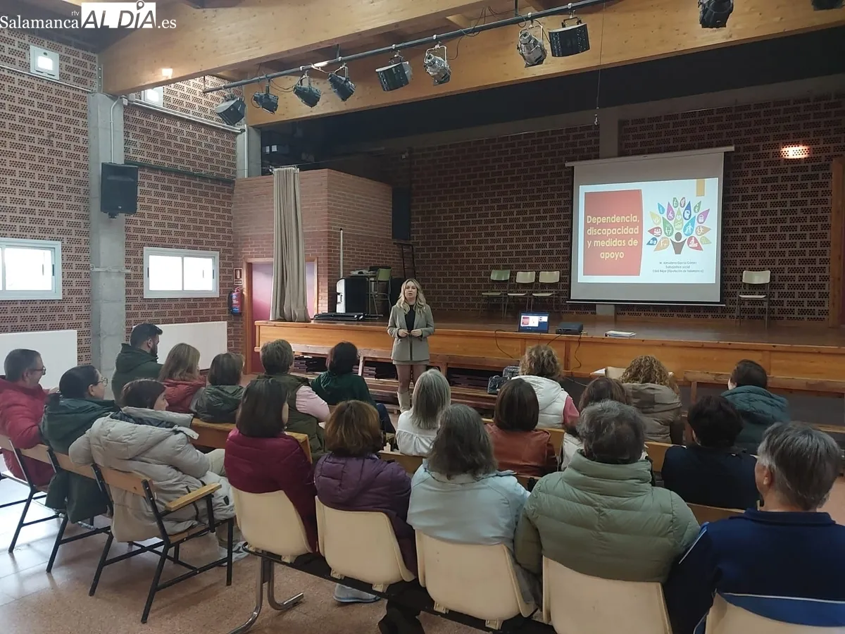 Charla sobre cómo realizar trámites de dependencia impartida por Almudena García