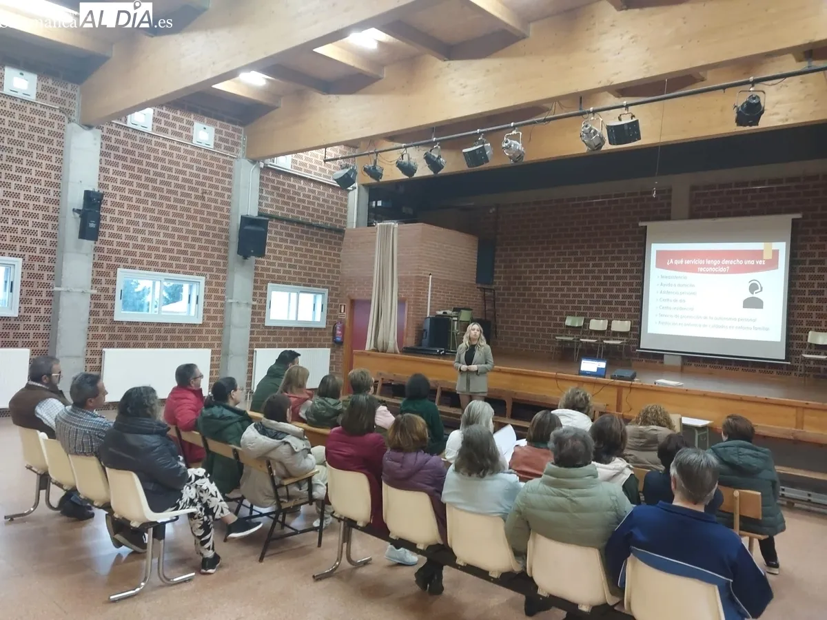 Charla sobre cómo realizar trámites de dependencia impartida por Almudena García