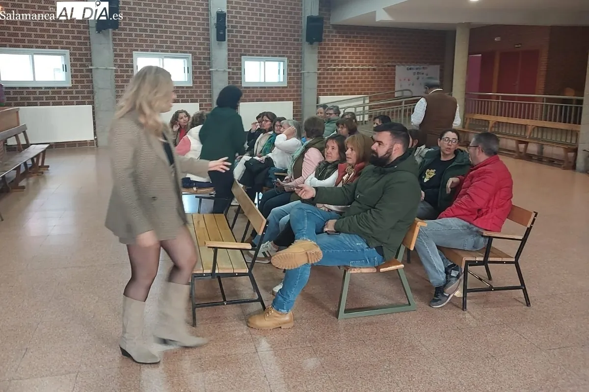 Charla sobre cómo realizar trámites de dependencia impartida por Almudena García