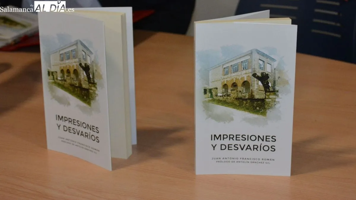El poeta estuvo acompañado por el alcalde de Bañobárez en la presentación de su libro