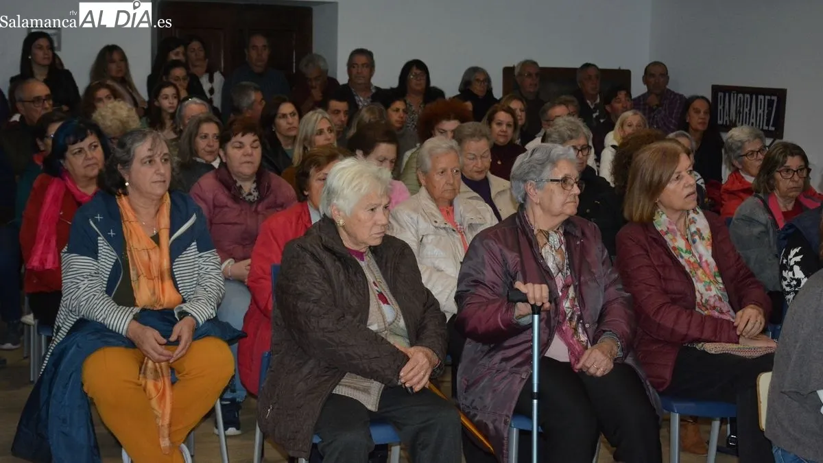 El poeta estuvo acompañado por el alcalde de Bañobárez en la presentación de su libro