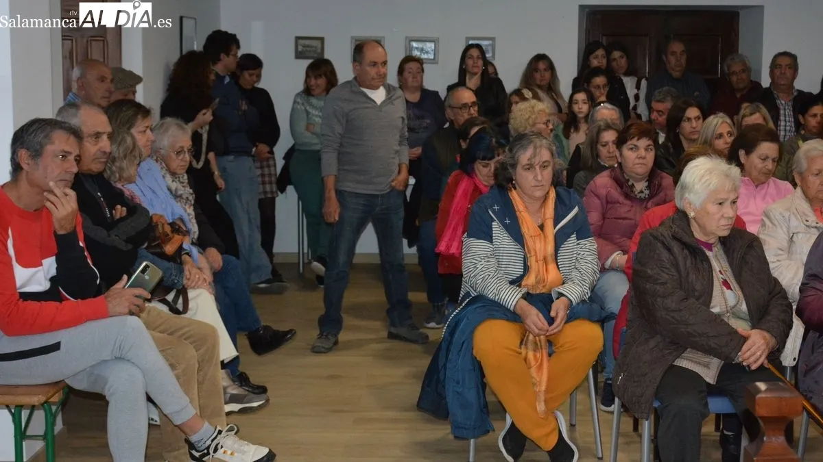 El poeta estuvo acompañado por el alcalde de Bañobárez en la presentación de su libro
