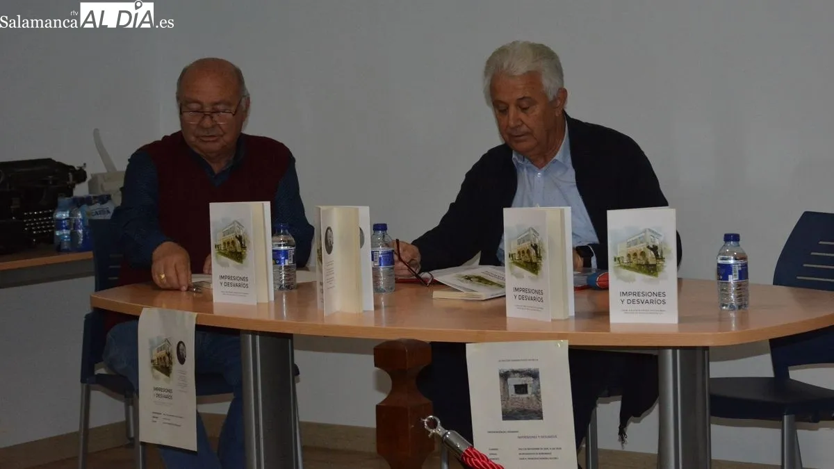 El poeta estuvo acompañado por el alcalde de Bañobárez en la presentación de su libro