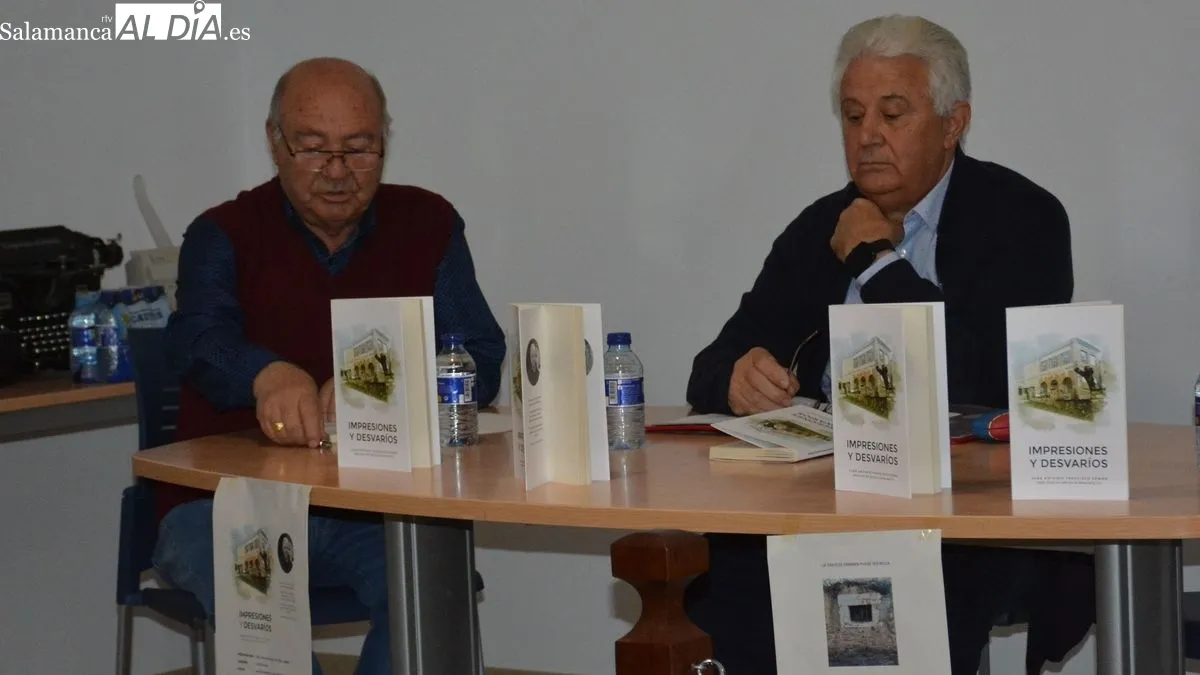 El poeta estuvo acompañado por el alcalde de Bañobárez en la presentación de su libro
