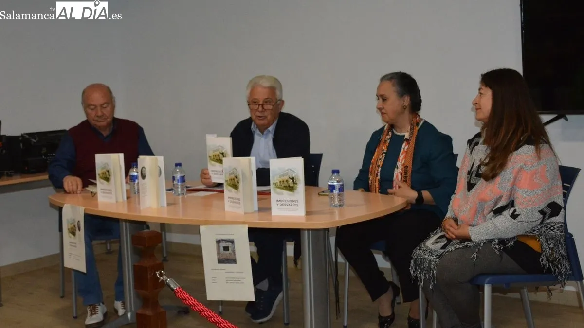 El poeta estuvo acompañado por el alcalde de Bañobárez en la presentación de su libro