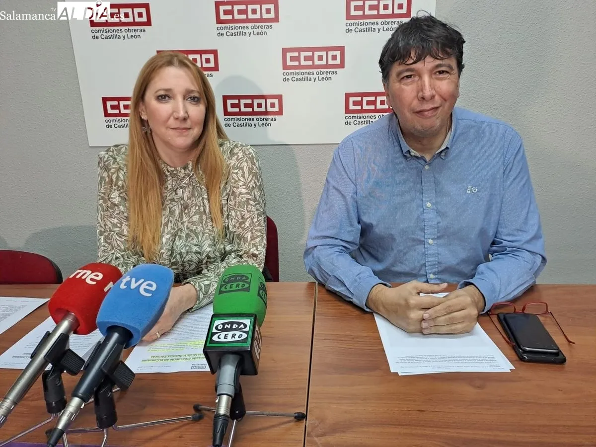 Mª Dolores Barruelo González, miembro de CCOO en la mesa negociadora del convenio de las industrias cárnicas, y José Antonio Gallego Alejandre, secretario General de CCOO en Salamanca. Foto de Víctor Jiménez