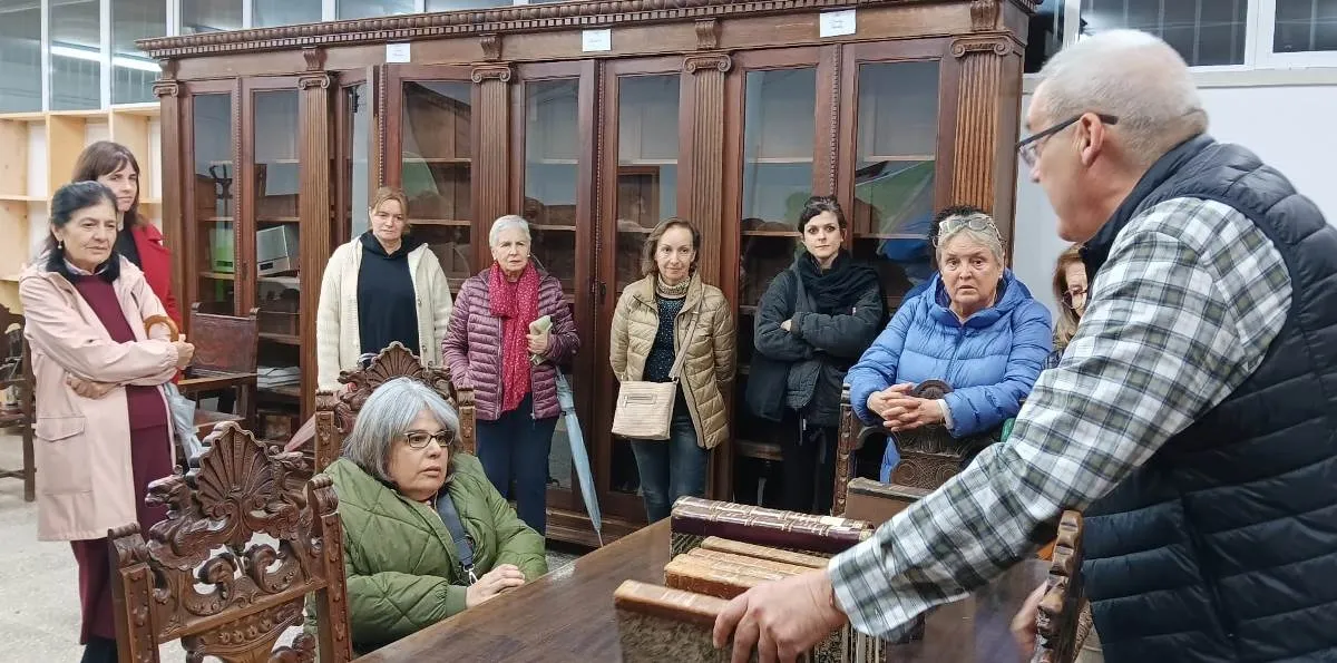 Foto 5 - Los integrantes de Mirolibro se adentran en la biblioteca hist&oacute;rica del IES Fray Diego Tadeo