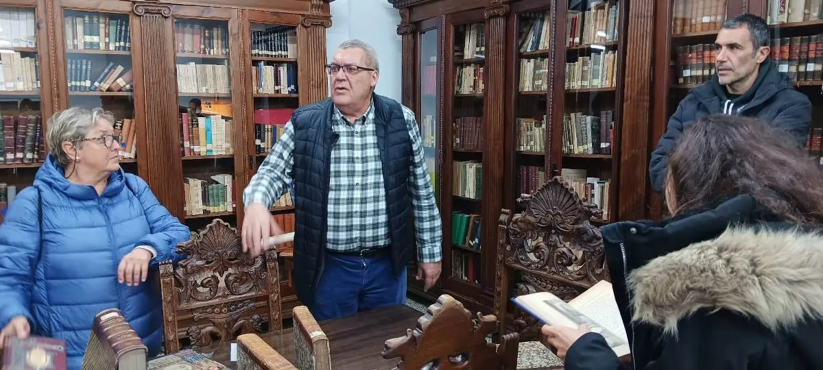 Foto 4 - Los integrantes de Mirolibro se adentran en la biblioteca hist&oacute;rica del IES Fray Diego Tadeo
