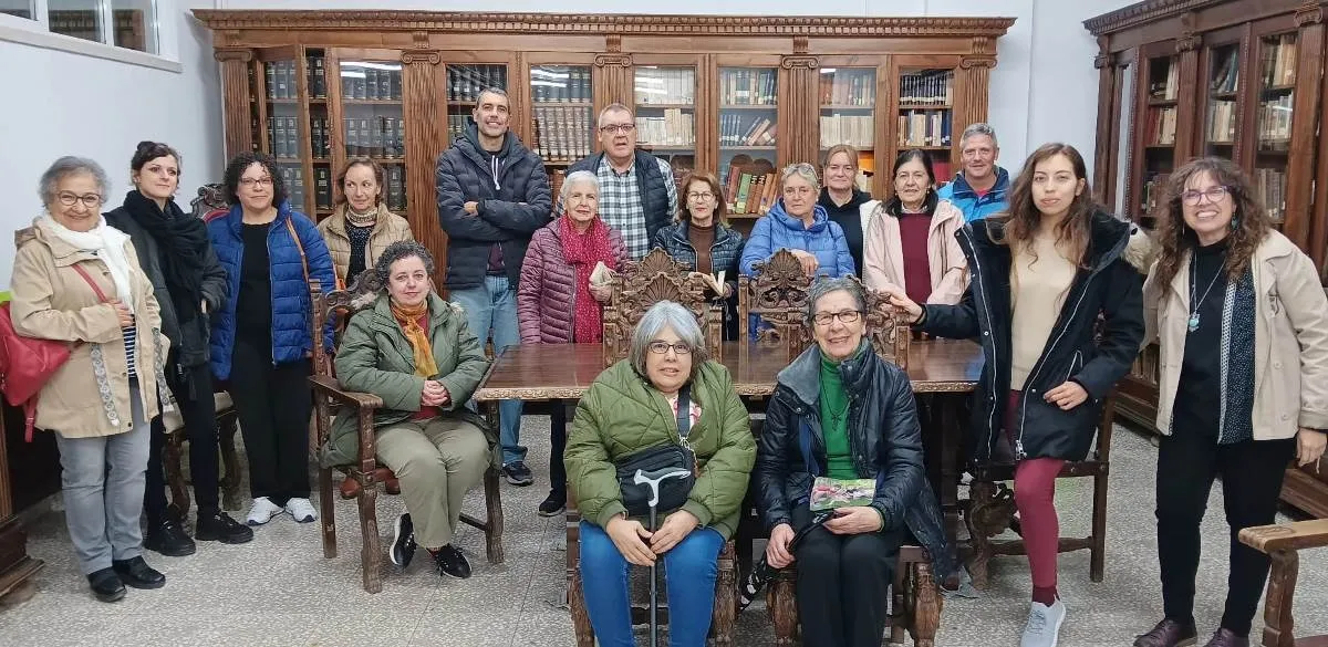 Foto 3 - Los integrantes de Mirolibro se adentran en la biblioteca hist&oacute;rica del IES Fray Diego Tadeo