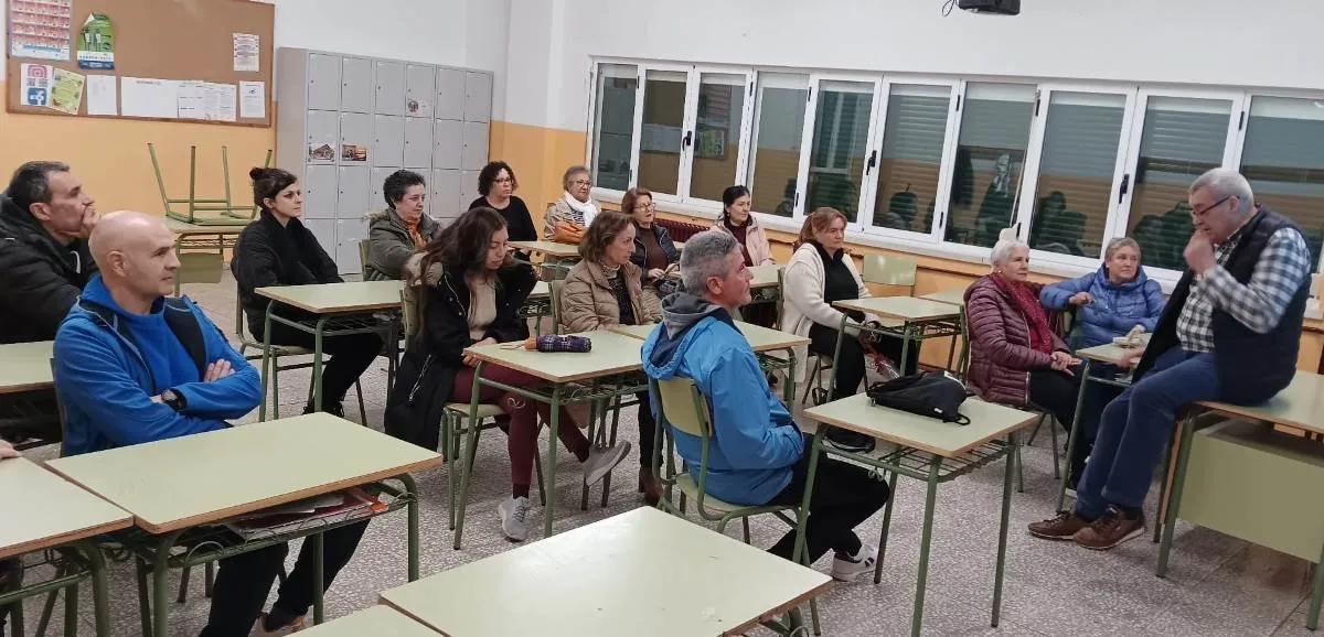 Foto 2 - Los integrantes de Mirolibro se adentran en la biblioteca hist&oacute;rica del IES Fray Diego Tadeo