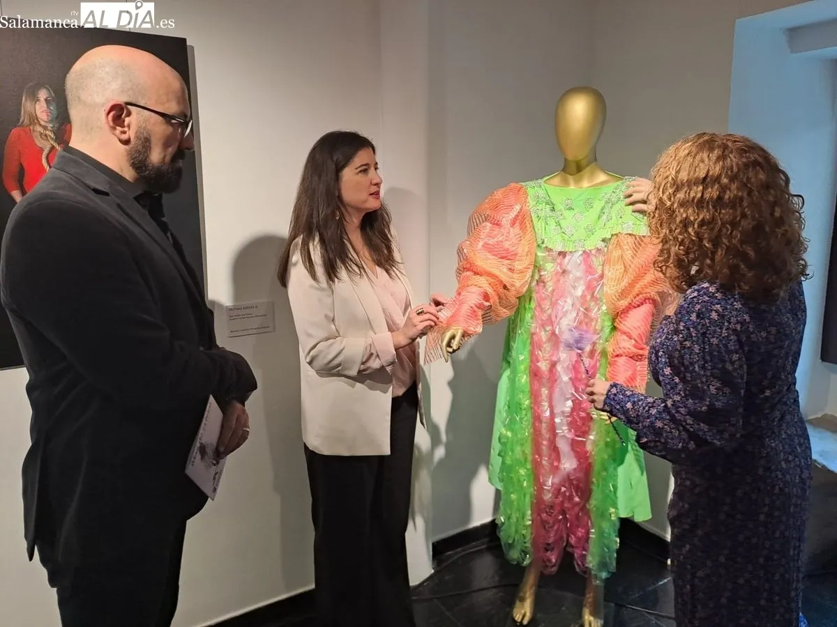 La concejala de Familia e Igualdad de Oportunidades, Miryam Rodríguez, junto a María Jesús Perales y Víctor Escuín, en la apertura de la exposición 'Alas de Cristal' en la Torre de los Anaya. Foto de Víctor Jiménez