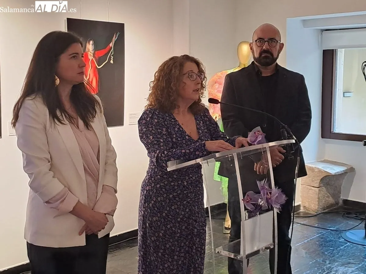 La concejala de Familia e Igualdad de Oportunidades, Miryam Rodríguez, junto a María Jesús Perales y Víctor Escuín, en la apertura de la exposición 'Alas de Cristal' en la Torre de los Anaya. Foto de Víctor Jiménez