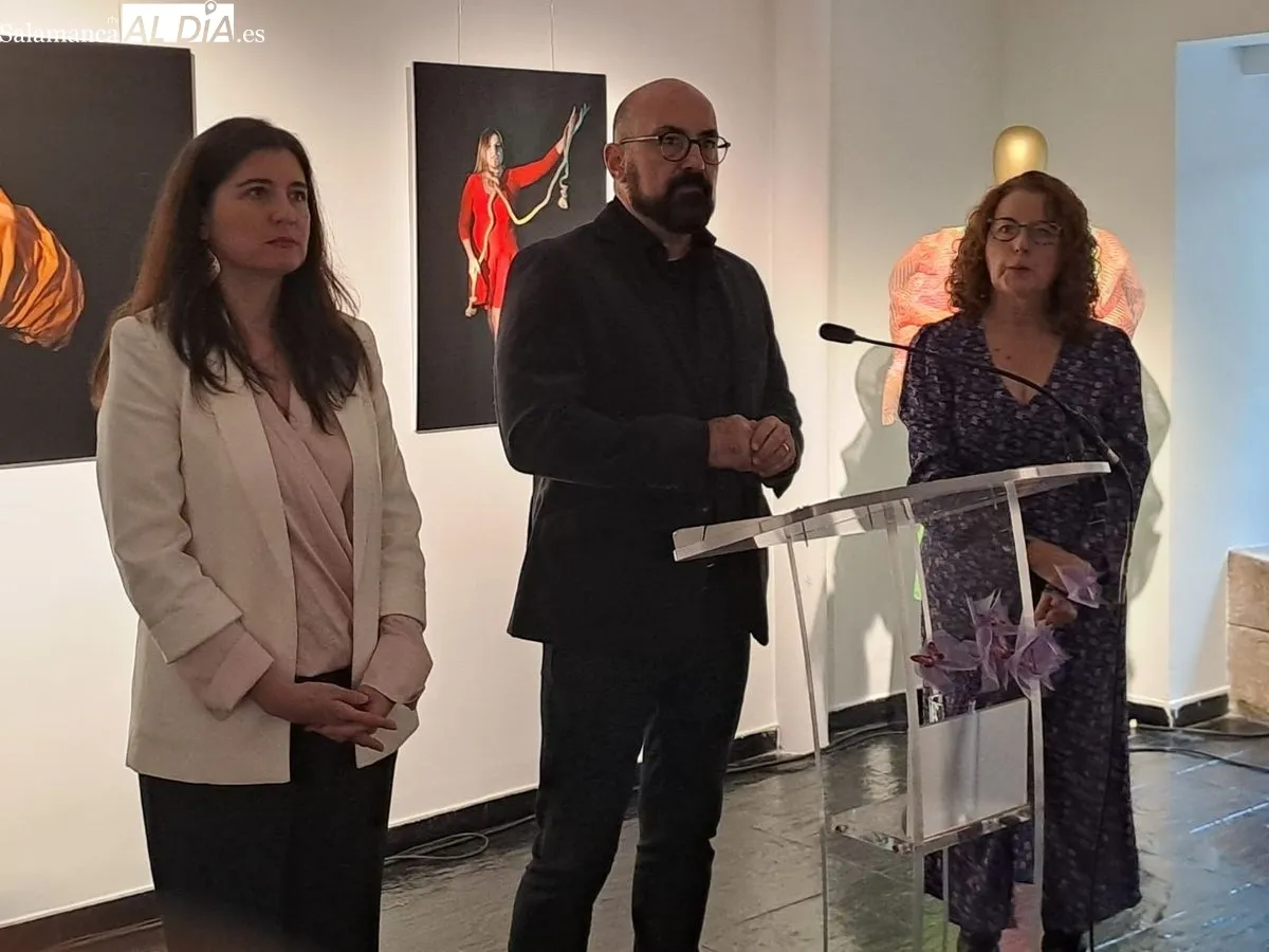La concejala de Familia e Igualdad de Oportunidades, Miryam Rodríguez, junto a María Jesús Perales y Víctor Escuín, en la apertura de la exposición 'Alas de Cristal' en la Torre de los Anaya. Foto de Víctor Jiménez