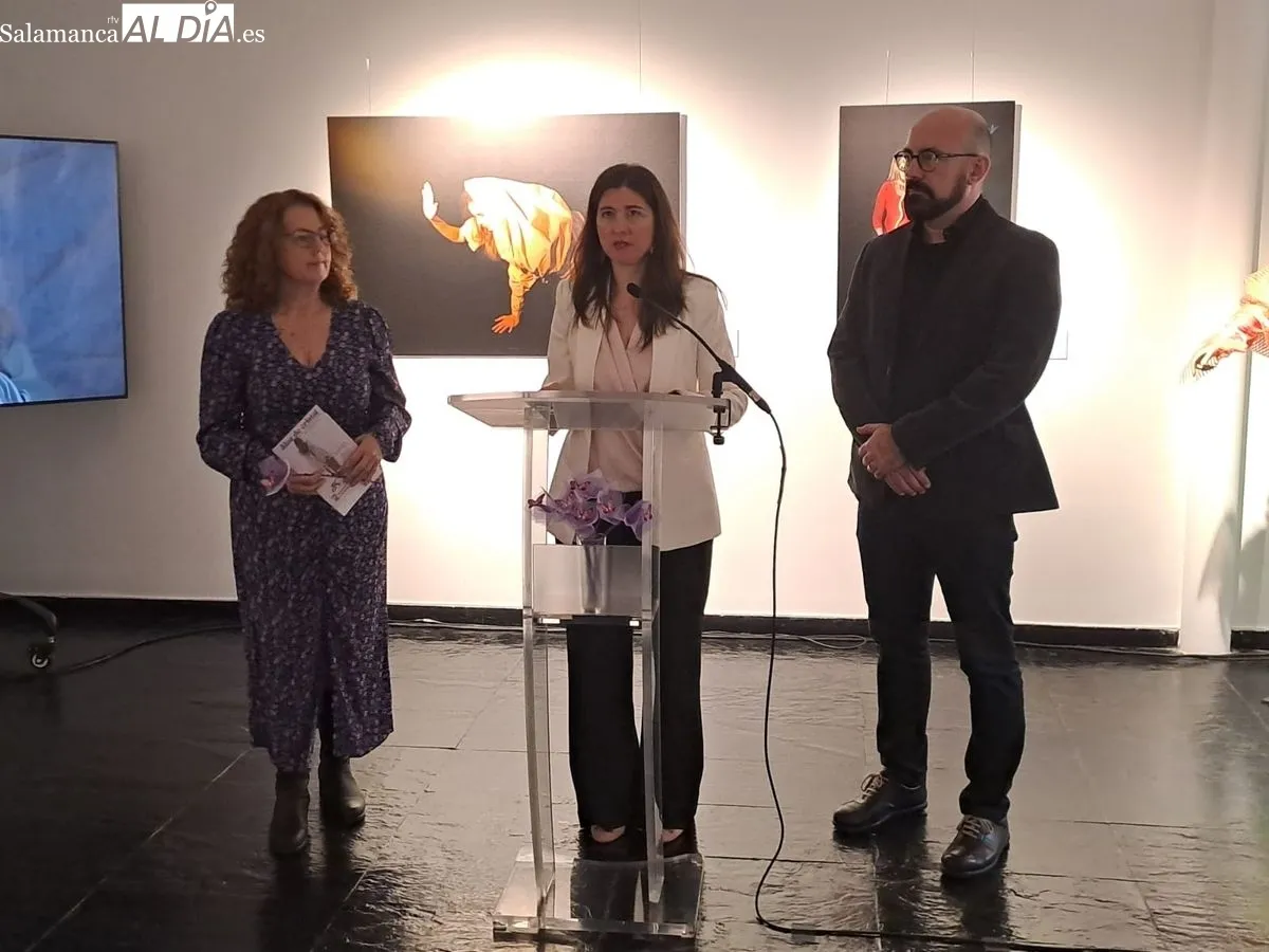 La concejala de Familia e Igualdad de Oportunidades, Miryam Rodríguez, junto a María Jesús Perales y Víctor Escuín, en la apertura de la exposición 'Alas de Cristal' en la Torre de los Anaya. Foto de Víctor Jiménez