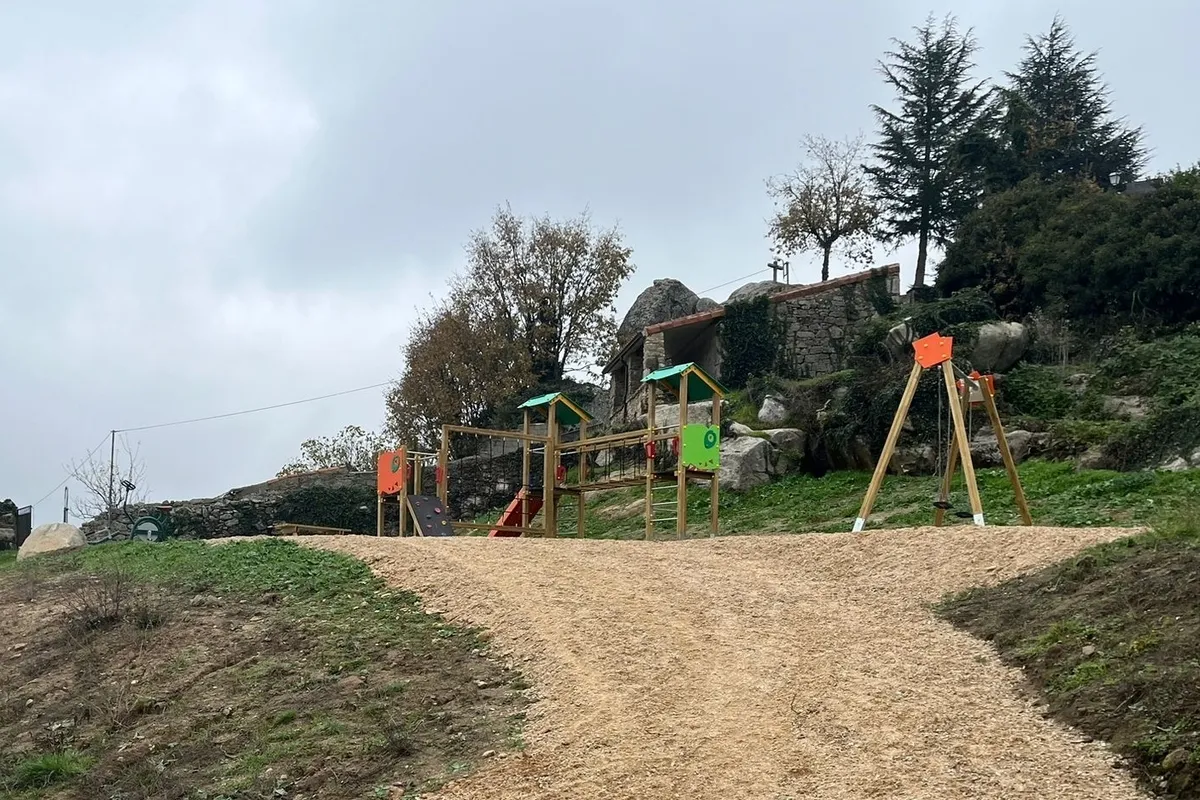 Barruecopardo cuenta con un nuevo parque infantil 