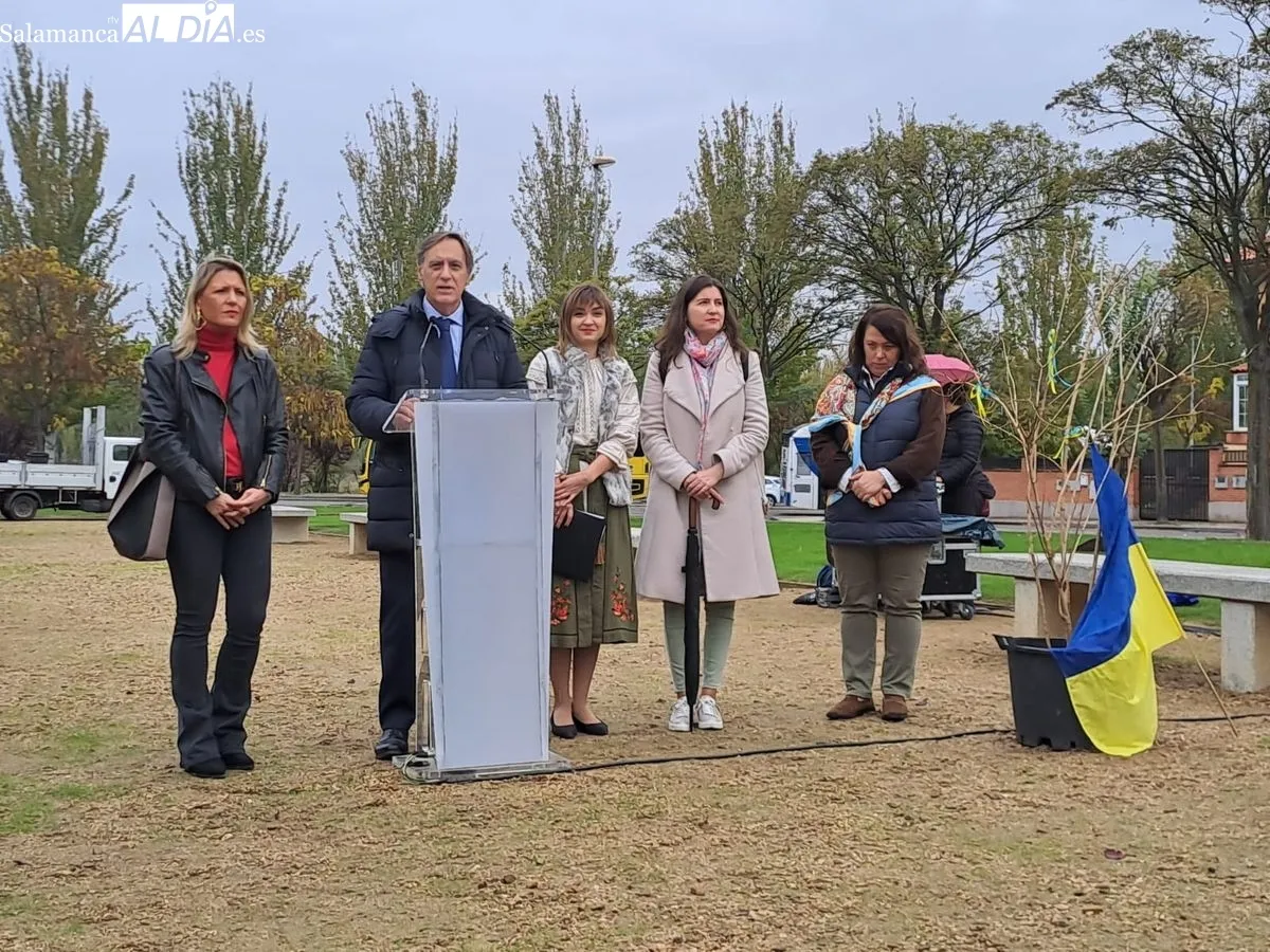 Responsables del Ayuntamiento y de la Asociación de Ucranianos de Salamanca plantan el Jardín de Kalyna como símbolo de paz y de libertad. Fotos: Víctor Jiménez
