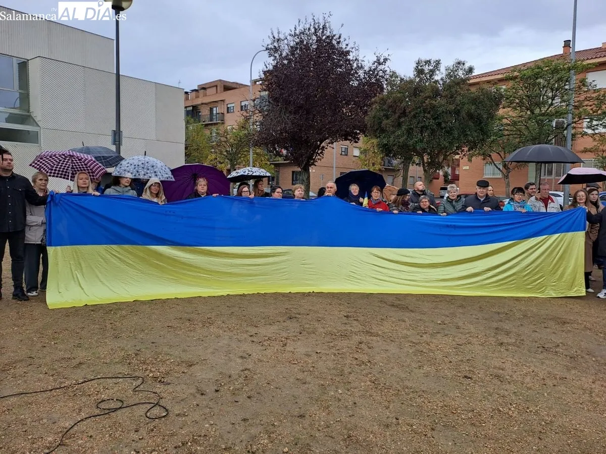 Responsables del Ayuntamiento y de la Asociación de Ucranianos de Salamanca plantan el Jardín de Kalyna como símbolo de paz y de libertad. Fotos: Víctor Jiménez