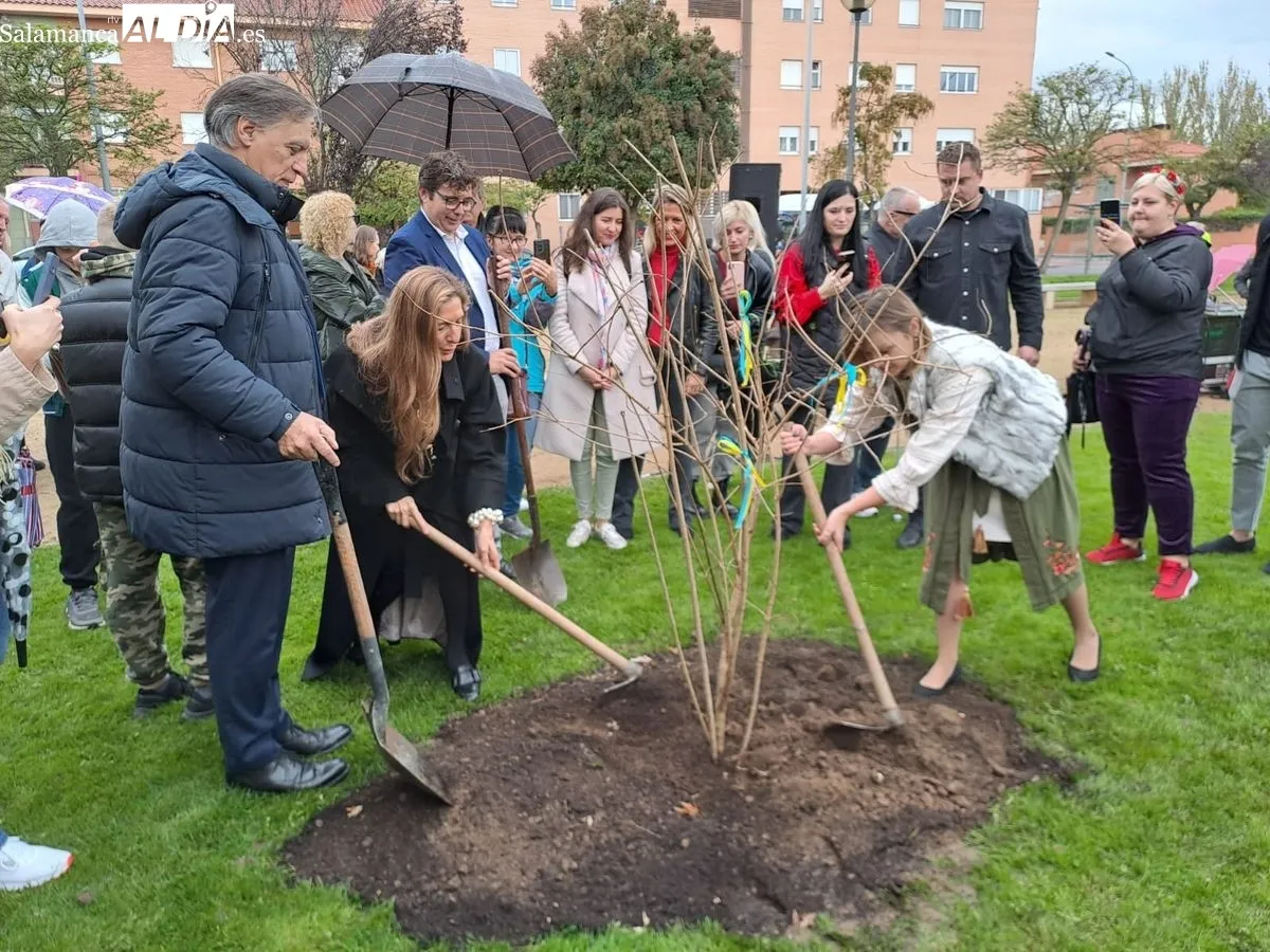 Responsables del Ayuntamiento y de la Asociación de Ucranianos de Salamanca plantan el Jardín de Kalyna como símbolo de paz y de libertad. Fotos: Víctor Jiménez