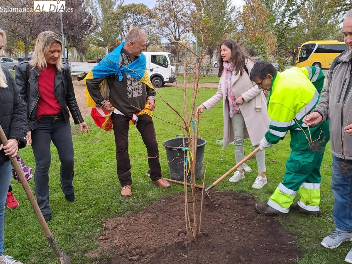 Responsables del Ayuntamiento y de la Asociación de Ucranianos de Salamanca plantan el Jardín de Kalyna como símbolo de paz y de libertad. Fotos: Víctor Jiménez