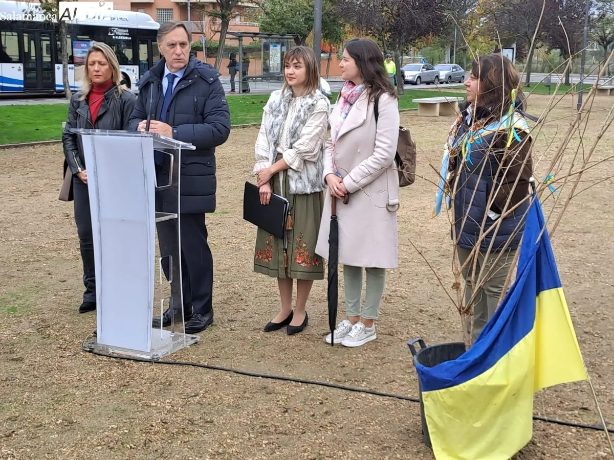 Responsables del Ayuntamiento y de la Asociación de Ucranianos de Salamanca plantan el Jardín de Kalyna como símbolo de paz y de libertad. Fotos: Víctor Jiménez
