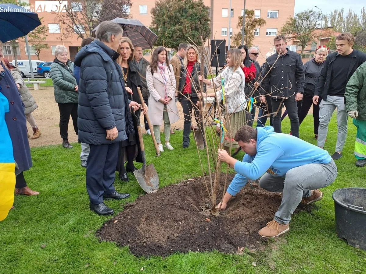 Responsables del Ayuntamiento y de la Asociación de Ucranianos de Salamanca plantan el Jardín de Kalyna como símbolo de paz y de libertad. Fotos: Víctor Jiménez