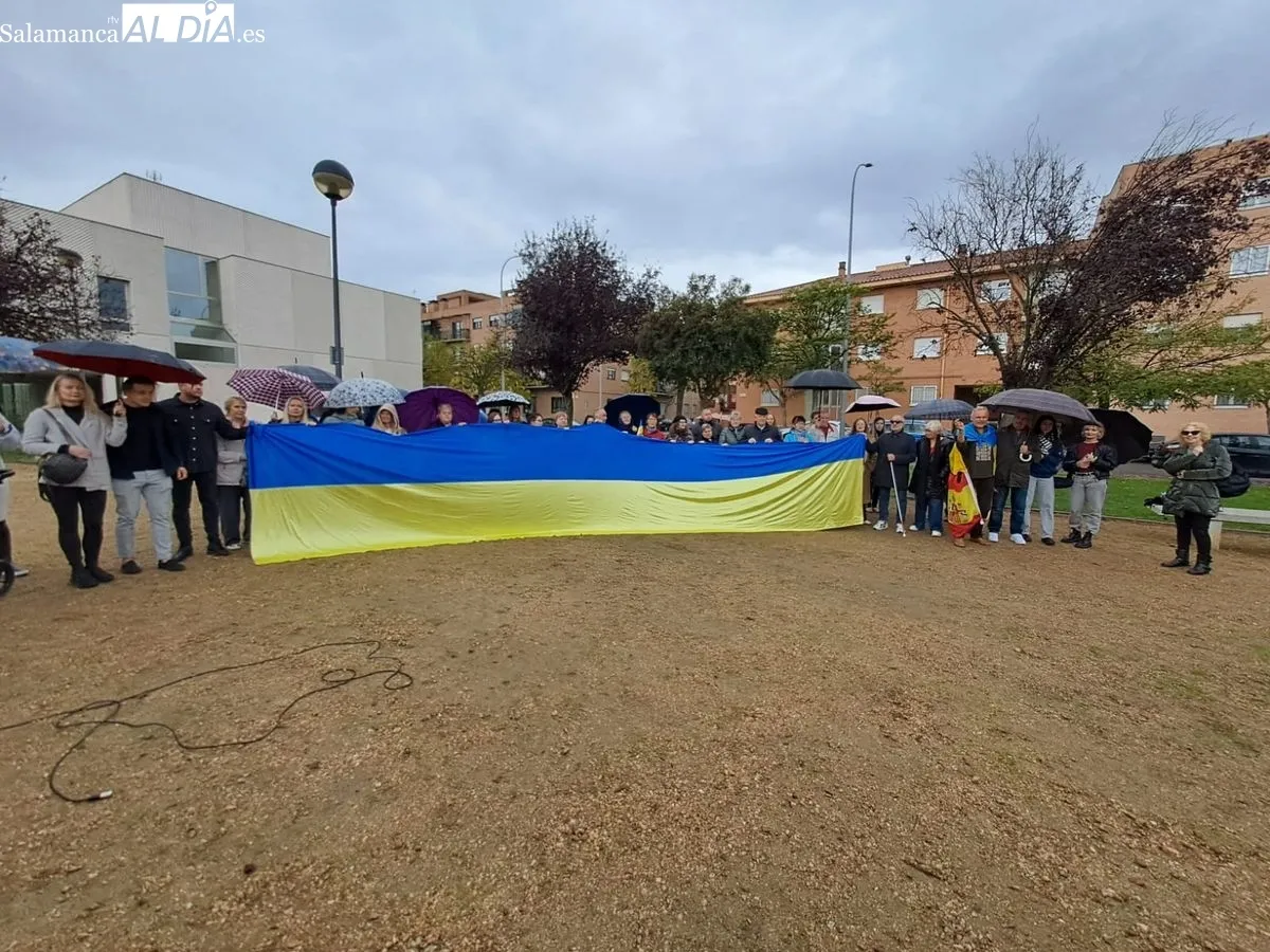Responsables del Ayuntamiento y de la Asociación de Ucranianos de Salamanca plantan el Jardín de Kalyna como símbolo de paz y de libertad. Fotos: Víctor Jiménez