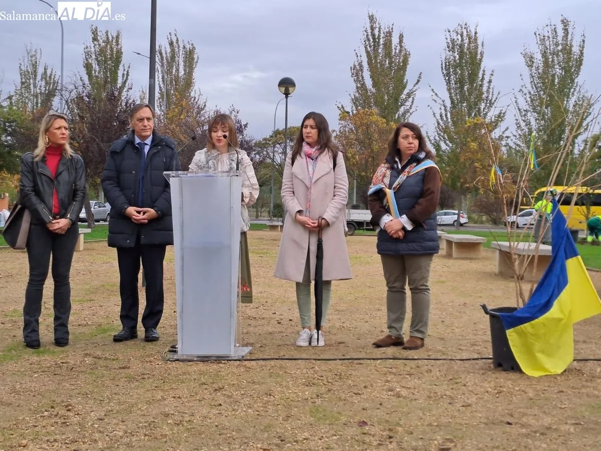 Responsables del Ayuntamiento y de la Asociación de Ucranianos de Salamanca plantan el Jardín de Kalyna como símbolo de paz y de libertad. Fotos: Víctor Jiménez