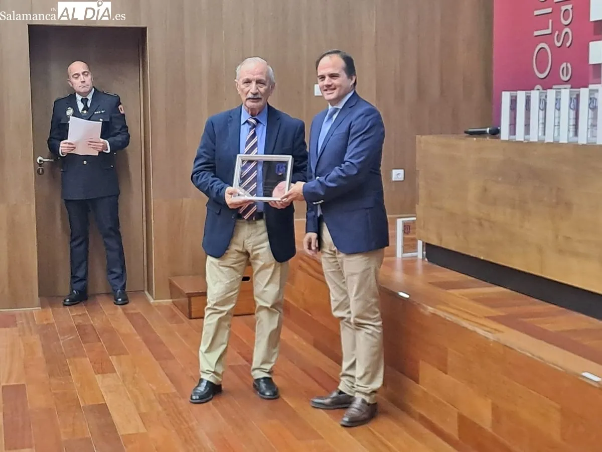 Reconocimiento a las entidades y asociaciones colaboradoras con la celebración del 175 aniversario de la Policía Local de Salamanca. Foto: Víctor Jiménez
