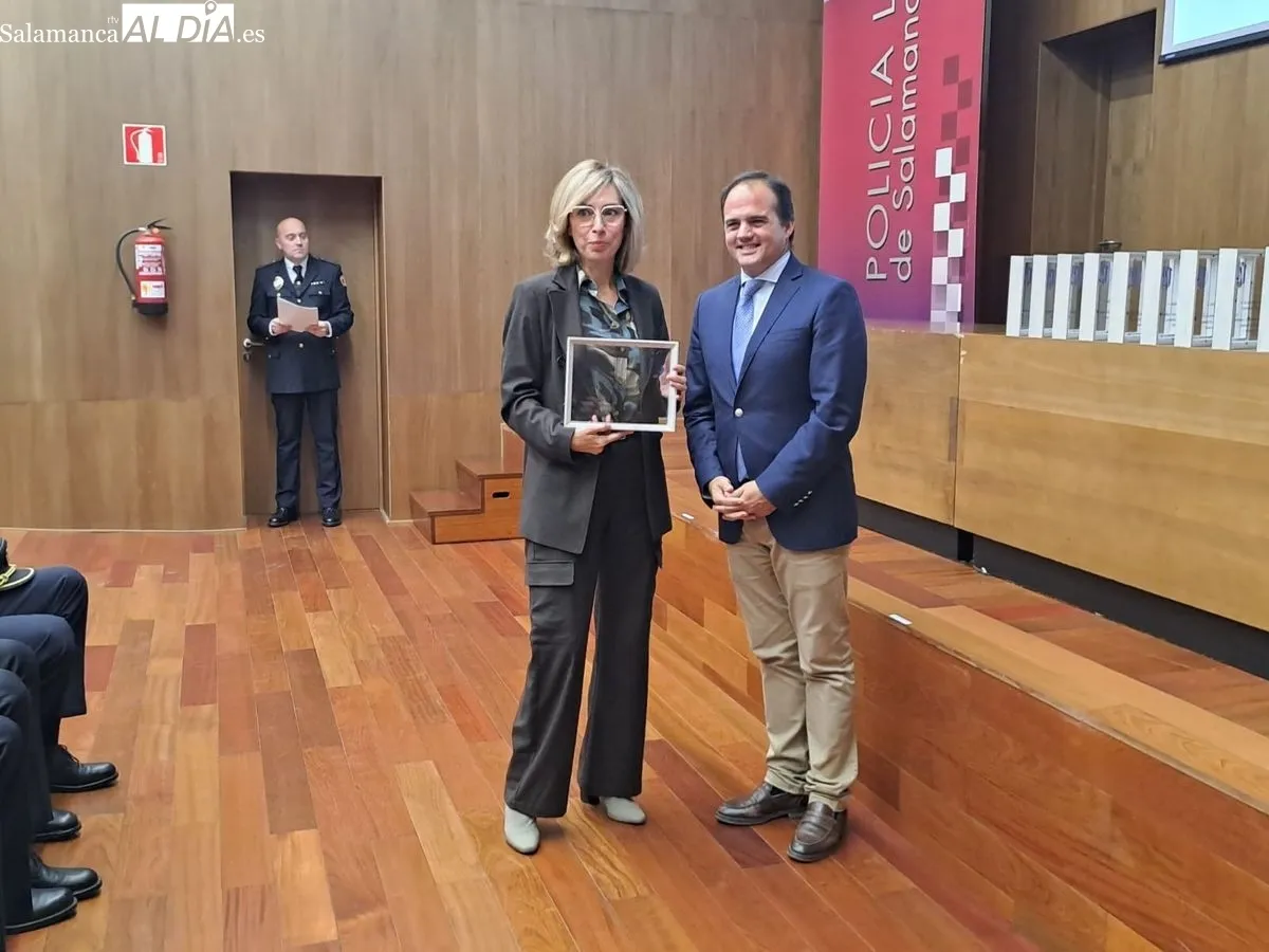 Reconocimiento a las entidades y asociaciones colaboradoras con la celebración del 175 aniversario de la Policía Local de Salamanca. Foto: Víctor Jiménez
